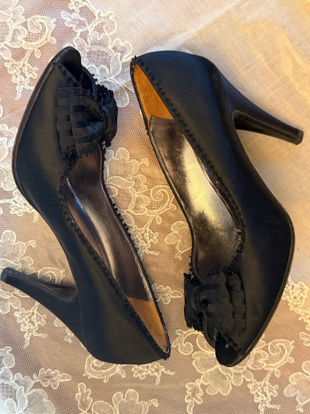 GEOFFERY BEENE 7.5M Classic Black Satin Women's Heels w Decorative Bow Vintage